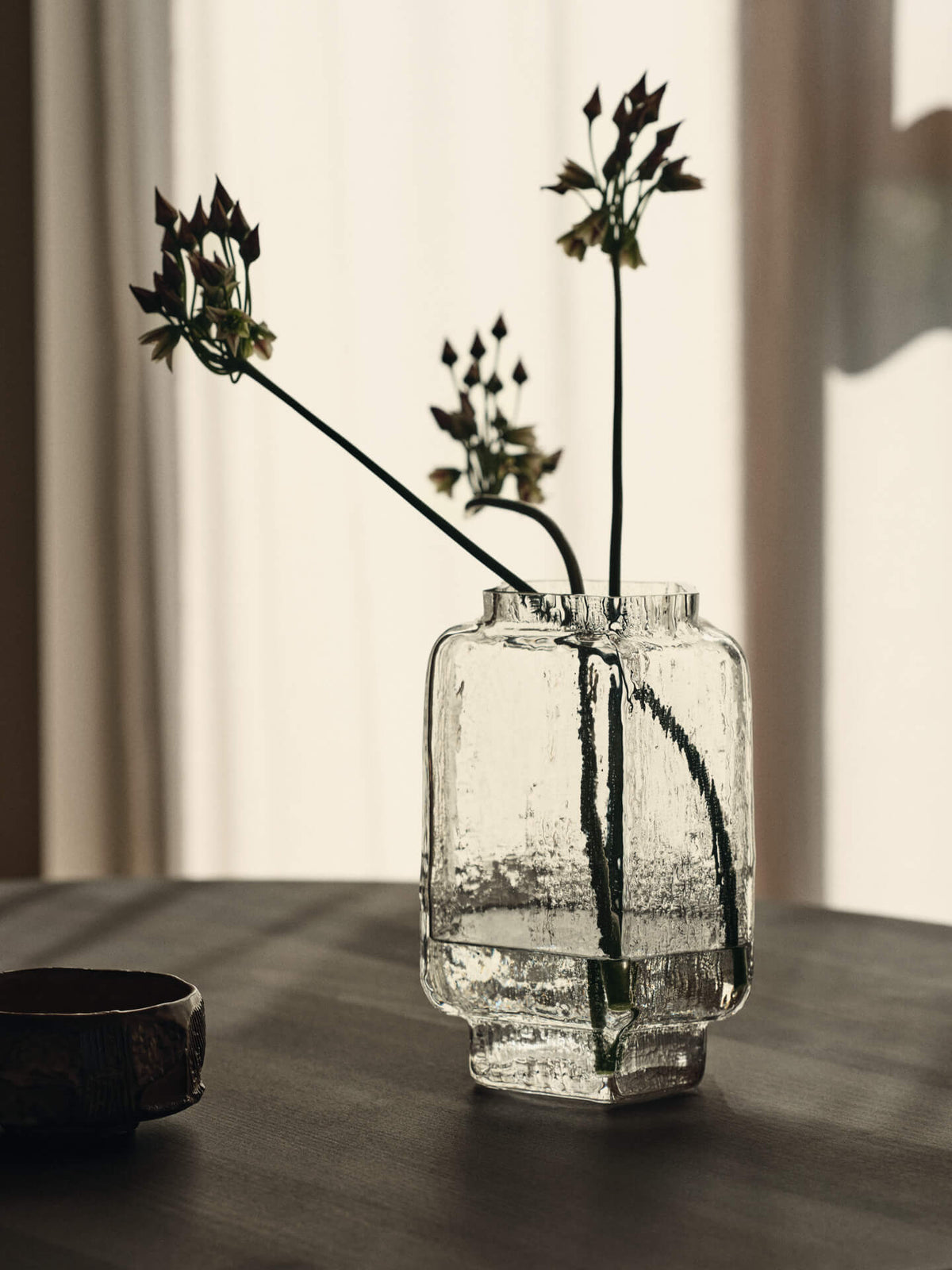 Vase en verre soufflé recyclé transparent 25 cm Mokuri - Ferm Living - The Cool Republic