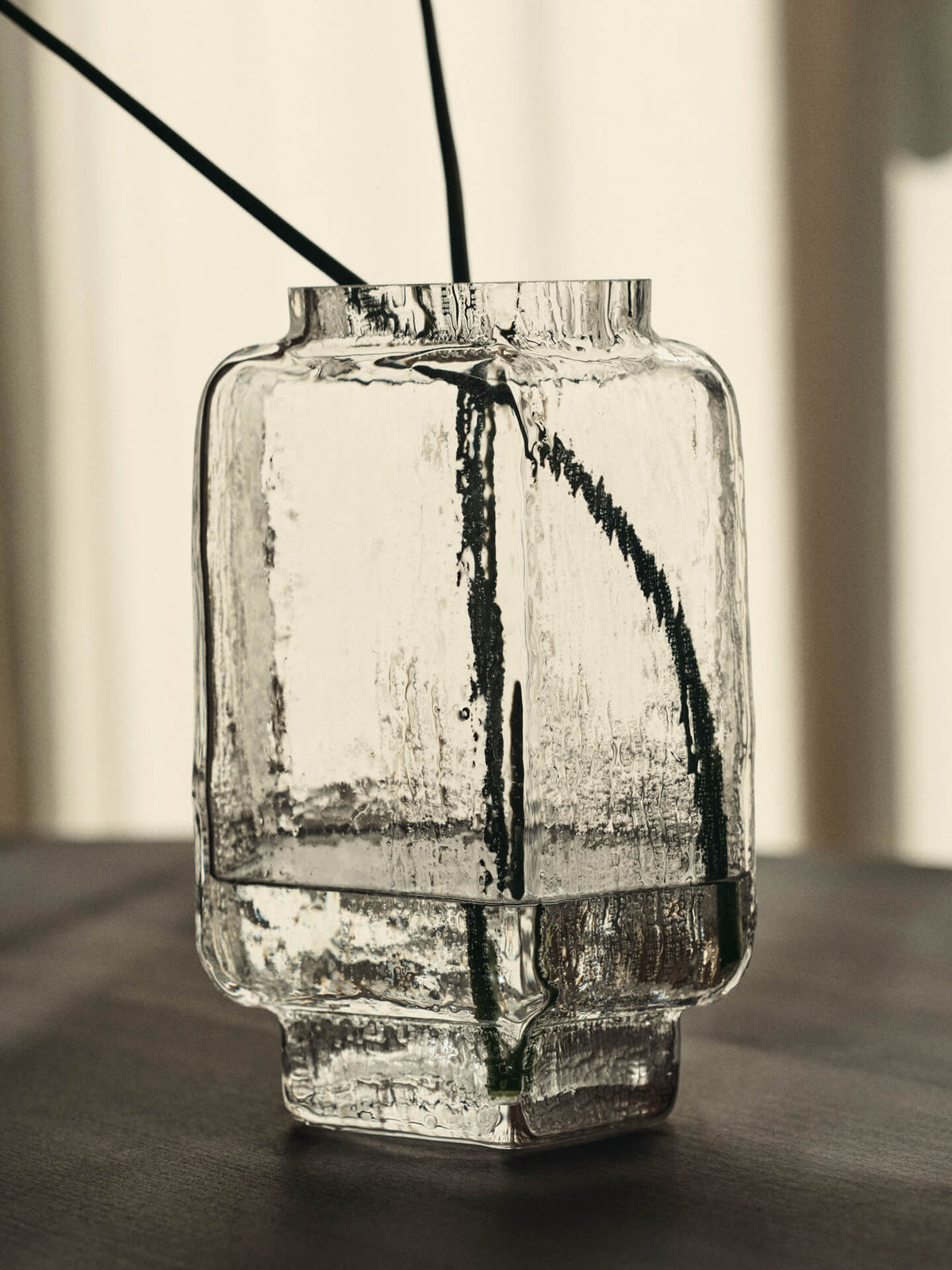 Vase en verre soufflé recyclé transparent 25 cm Mokuri - Ferm Living - The Cool Republic