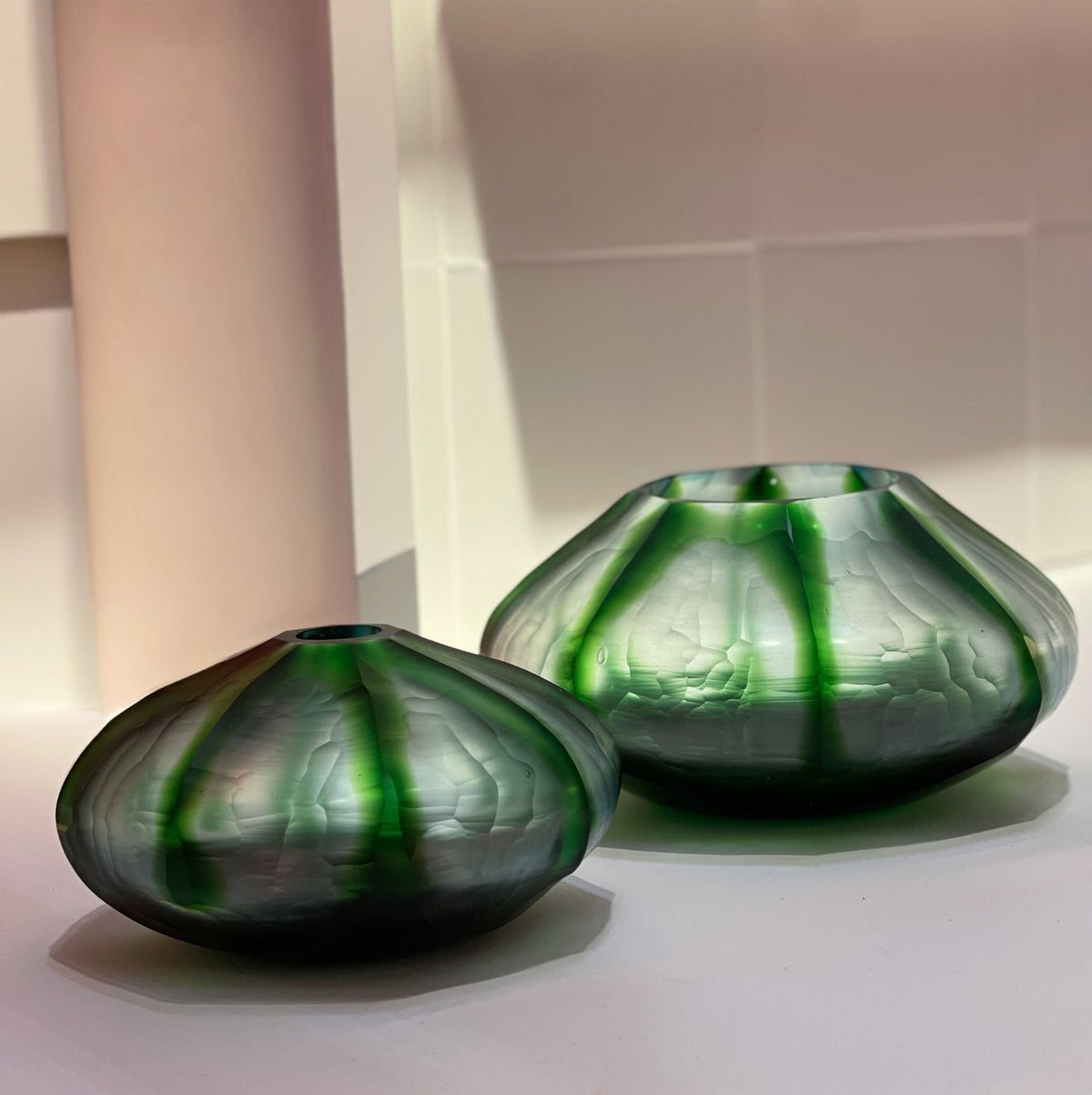 Vase en verre vert soufflé à la bouche 24x13cm - Versmissen - The Cool Republic