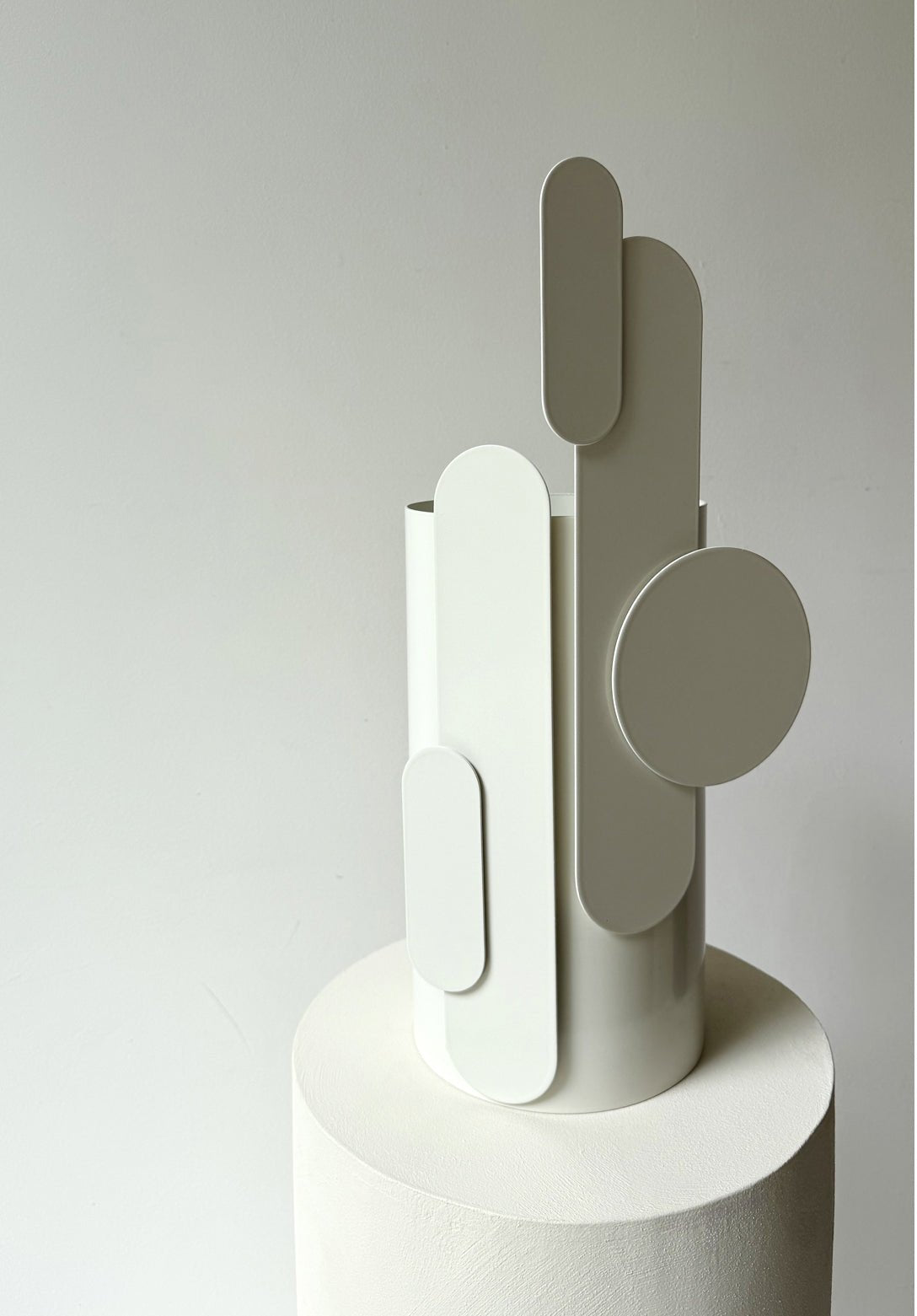 Vase sculptural en métal et verre blanc 20cm Toty - Mlle Jo - The Cool Republic