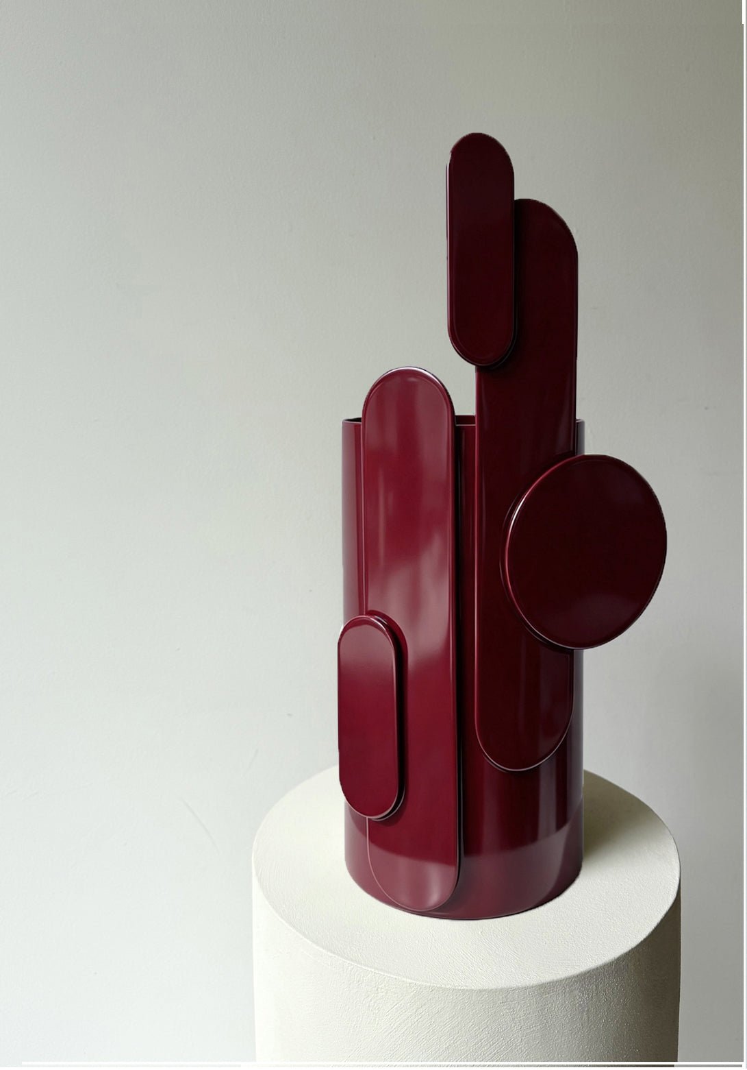 Vase sculptural en métal et verre bordeaux 30cm Toty - Mlle Jo - The Cool Republic