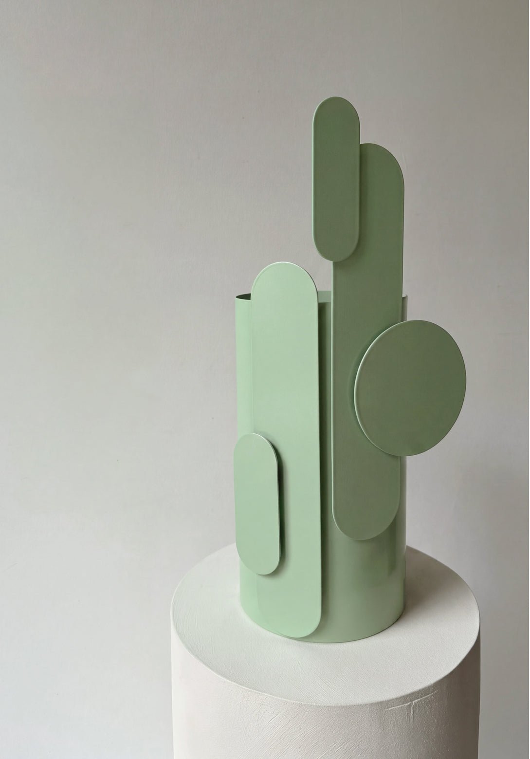 Vase sculptural en métal et verre vert céladon 30cm Toty - Mlle Jo - The Cool Republic