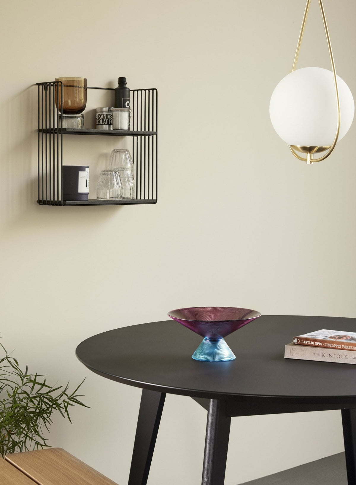 Vase sur pied en verre ambre et gris 660ml - Hübsch - The Cool Republic